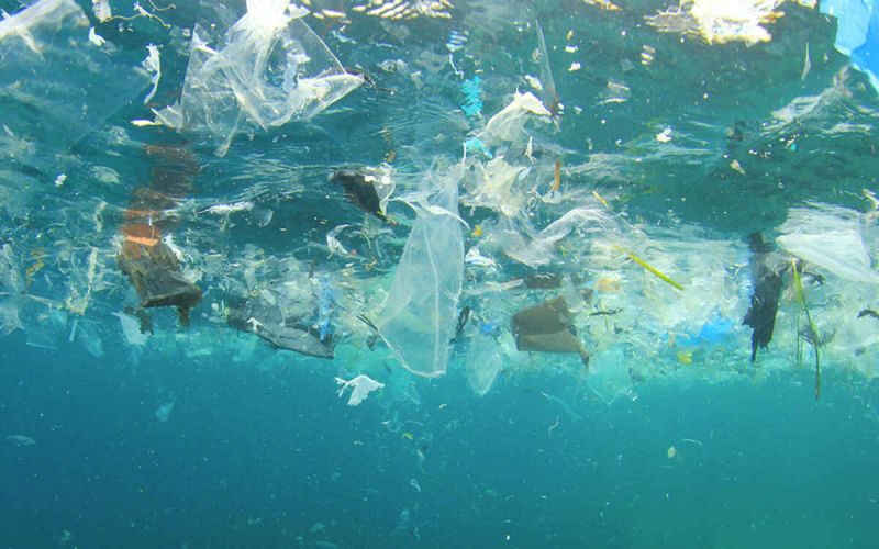 Líderes del G-20 acuerdan reducir la contaminación de los océanos por plásticos