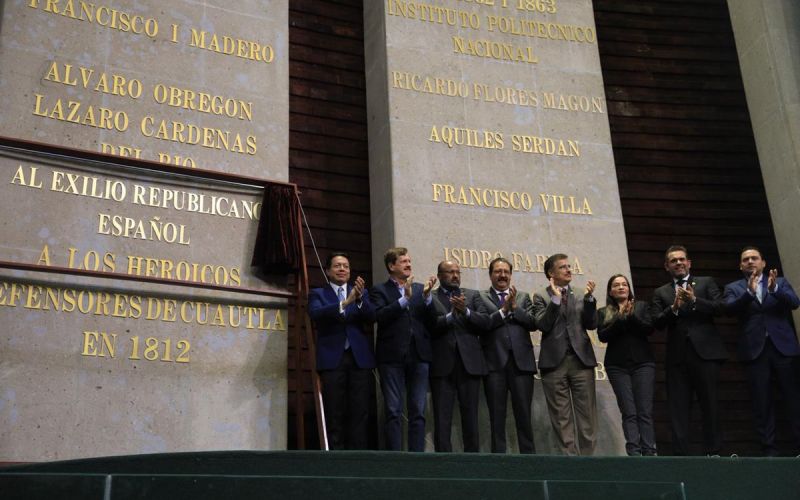 Develan en el Muro de Honor de la Cámara de Diputados la inscripción con letras de oro: “Al Exilio Republicano Español”