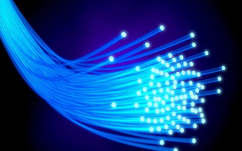 Físicos chilenos buscan mejorar el envío de información en fibra óptica