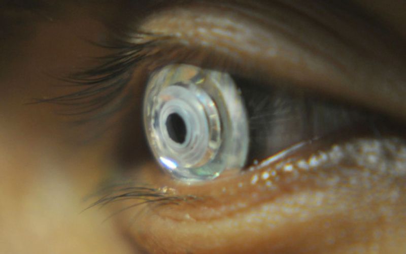 Científicos crean lentes de contacto que hacen “zoom in” al parpadear