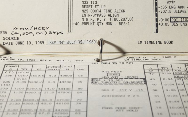 Subastarán manual de vuelo del módulo lunar del Apollo 11, podría venderse en varios mdd