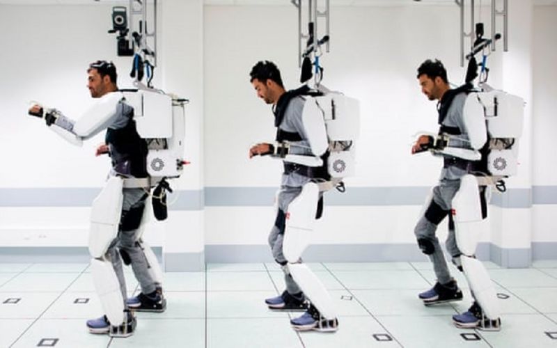 Hombre paralizado logra caminar usando un exoesqueleto controlado por su cerebro