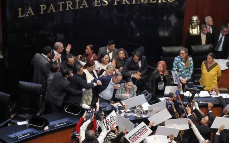 Entre jaloneos y empujones, rindió protesta Rosario Piedra Ibarra como Presidenta de la CNDH