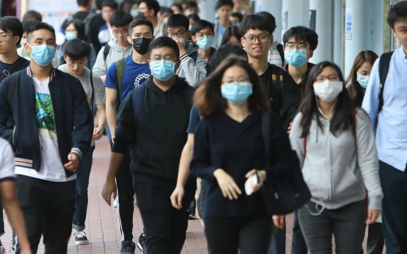 En China, los casos de coronavirus superan los 20 mil. Hong Kong reporta la primera muerte