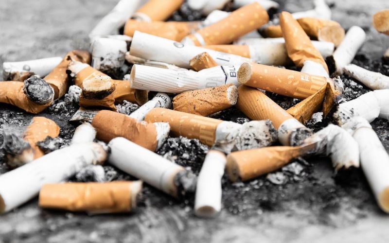 Los cigarros producen compuestos nocivos, incluso después de haber sido apagados