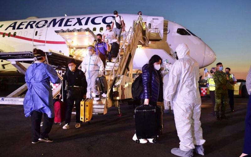Arriban 54 mexicanos en el octavo vuelo del puente aéreo México-China