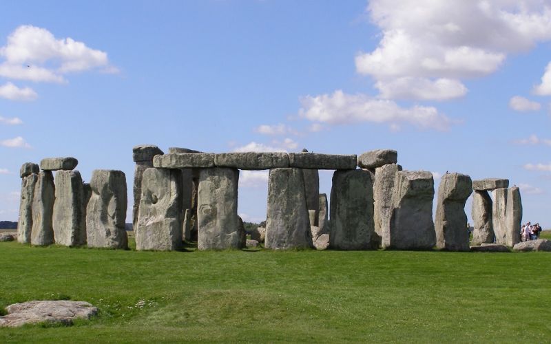 Descubren un anillo de ejes prehistóricos, construido hace aproximadamente 4 mil 500 años, cerca de Stonehenge