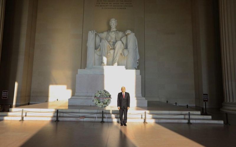 AMLO deposita ofrendas en los monumentos de Abraham Lincoln y Benito Juárez en Washington, DC