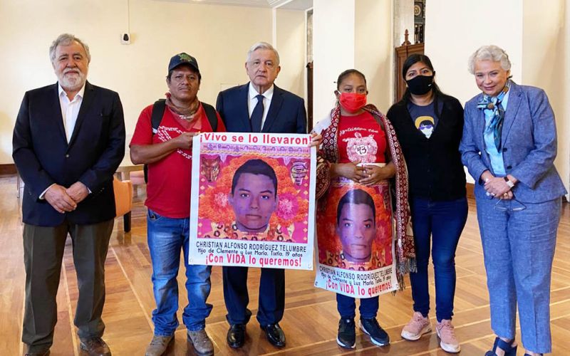 AMLO se reúne con madres y padres de los 43 estudiantes desaparecidos de Ayotzinapa