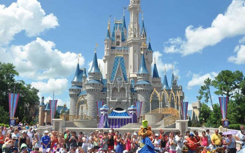 Disney World reabre mientras los casos de COVID-19 aumentan en Florida