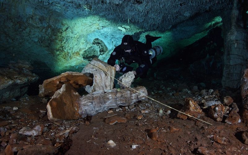 Descubren la mina de ocre más antigua de América en cenote de Quintana Roo