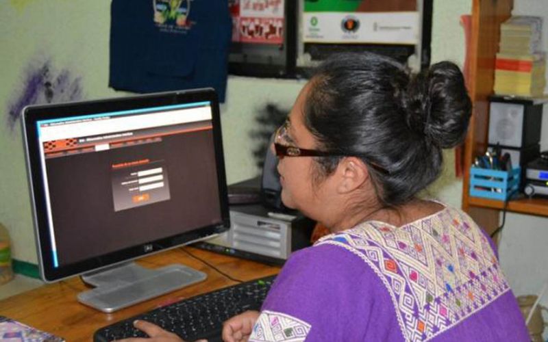 El Conacyt lanza convocatoria para ayudar a mujeres becarias indígenas con equipo tecnológico
