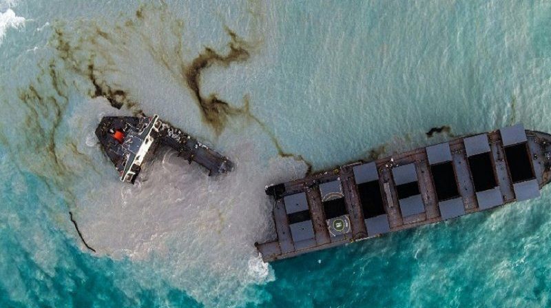 Barco carguero que derramó petróleo en isla Mauricio se partió en dos
