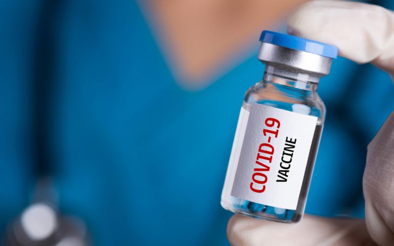 AstraZeneca pone en pausa las pruebas de su vacuna contra COVID-19 por posibles efectos adversos