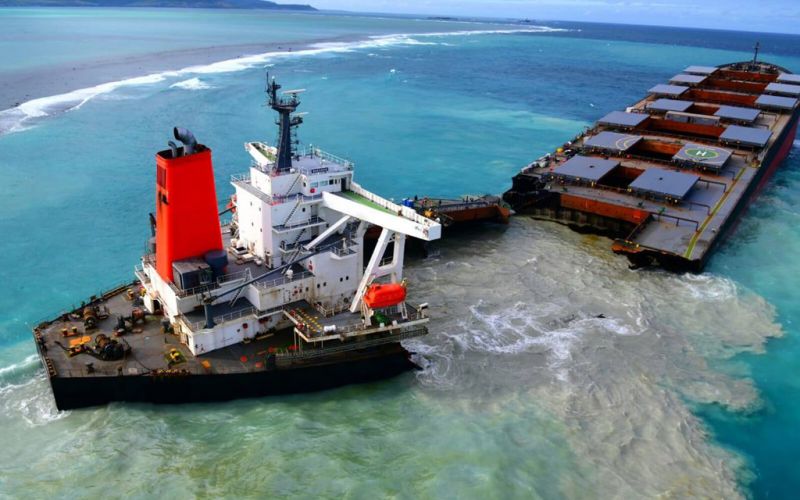 Arrestan al capitán del barco que causó derrame de petróleo en Isla Mauricio