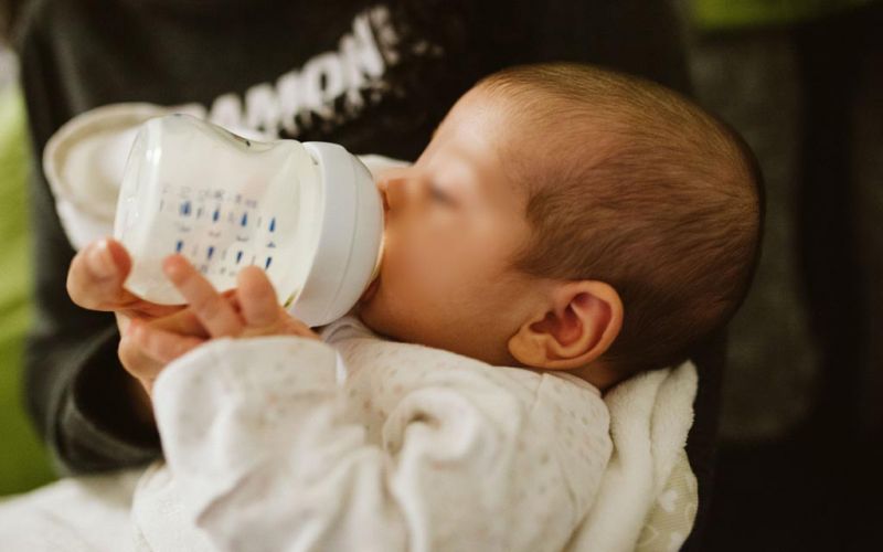 Los bebés alimentados con biberón ingieren millones de microplásticos al día, estudio