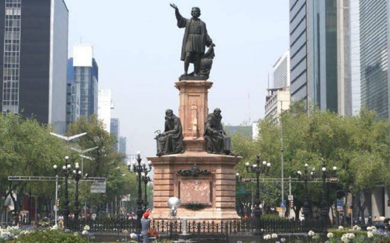 Gobierno de la CDMX retira estatua de Cristóbal Colón de Paseo de la Reforma