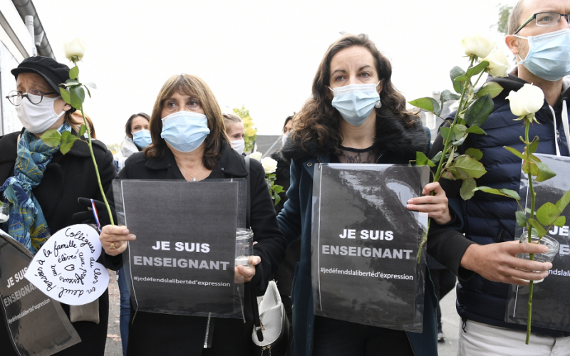 Profesores franceses prometen mantener el “espíritu crítico” tras el asesinato de colega