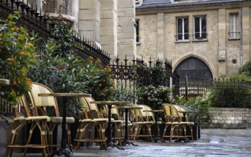 París cierra bares y cafés durante 2 semanas debido al aumento de casos de COVID-19