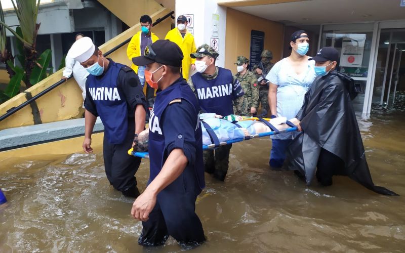Por intensas lluvias PEMEX traslada a pacientes del Hospital Regional de Villahermosa a otros nosocomios