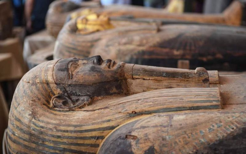En Egipto, descubren 59 sarcófagos intactos de hace 2 mil 500 años