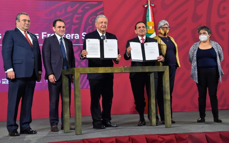 AMLO firma decretos que amplían estímulos fiscales en fronteras norte y sur