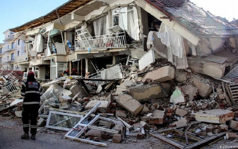 Suben a 51 las víctimas mortales por el terremoto en Turquía