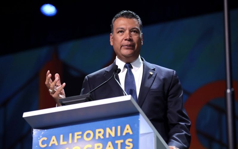 Alex Padilla, de padres mexicanos, será el primer latino en representar a California en el Senado de EEUU