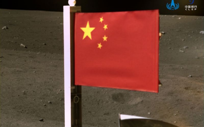 China planta su bandera en la Luna
