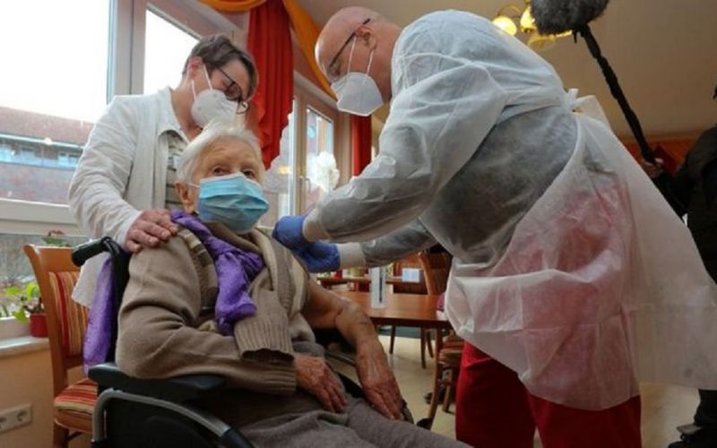 En Alemania, una mujer de 101 años fue la primera en recibir la vacuna contra COVID-19