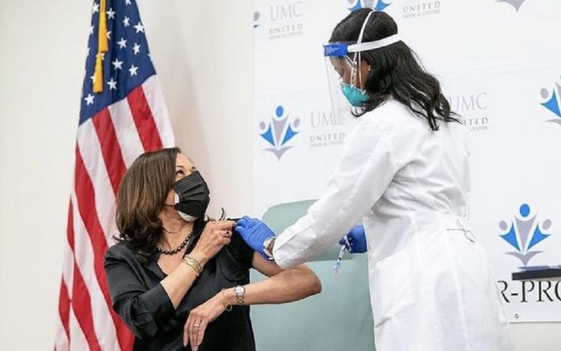 Kamala Harris insta a confiar en la vacuna contra COVID–19
