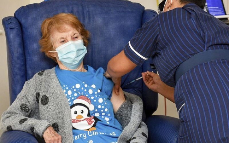 Margaret Keenan, de 90 años, primera persona del mundo en recibir la vacuna de Pfizer