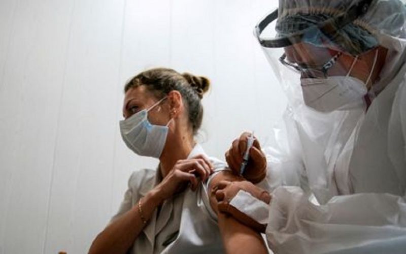 Voluntarios de vacuna rusa Sputnik V en etapa final de pruebas ya no recibirán placebo: RIA