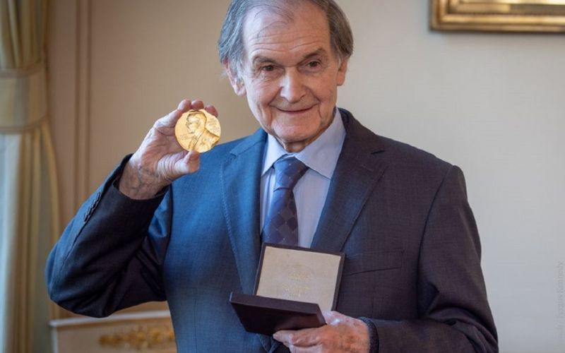 Roger Penrose recibe el Premio Nobel de Física