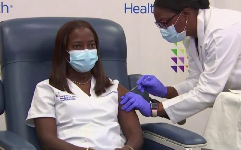 Sandra Lindsay, enfermera de Nueva York, recibe la primera vacuna en Estados Unidos
