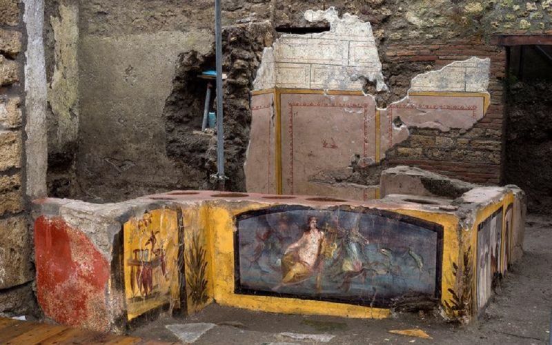 Arqueólogos descubren local antiguo de comida callejera en Pompeya