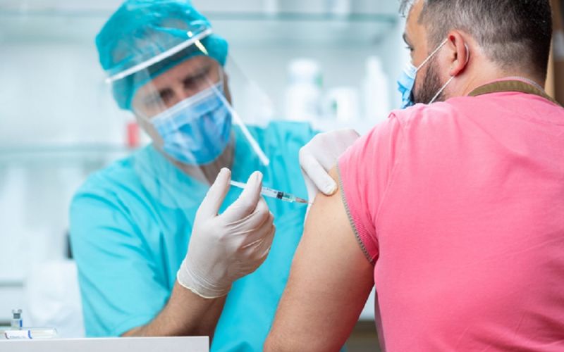 Vacunación contra COVID-19 en EEUU podría iniciar el próximo viernes: asesor de la FDA