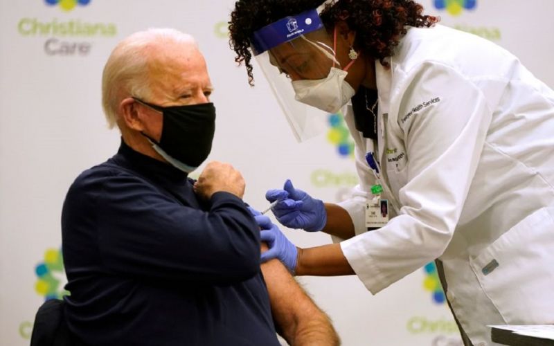 Biden se pone la vacuna contra COVID-19 en público para demostrar que es segura