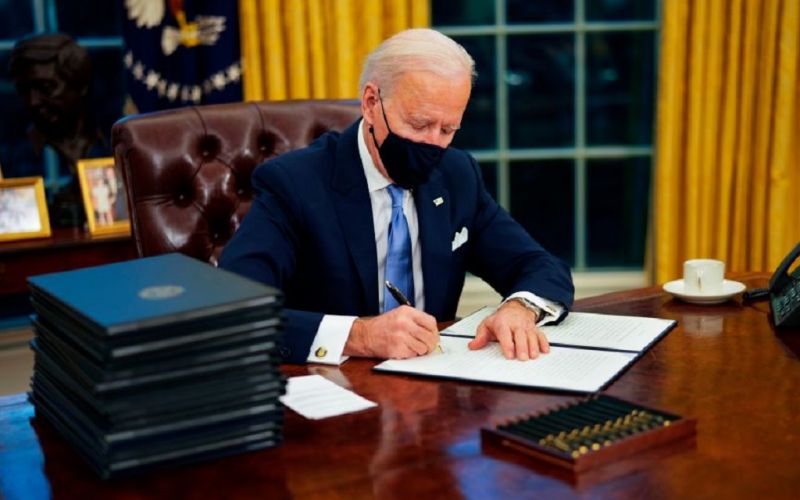 Biden revierte órdenes ejecutivas de Trump sobre “dreamers”, el muro con México y veto migratorio