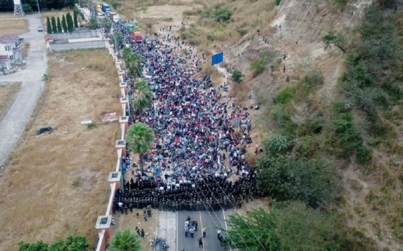Guatemala dispersa por la fuerza a la caravana de migrantes hondureños