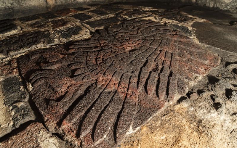 Indaga INAH bajorrelieve de un águila real descubierto recientemente por el Proyecto Templo Mayor