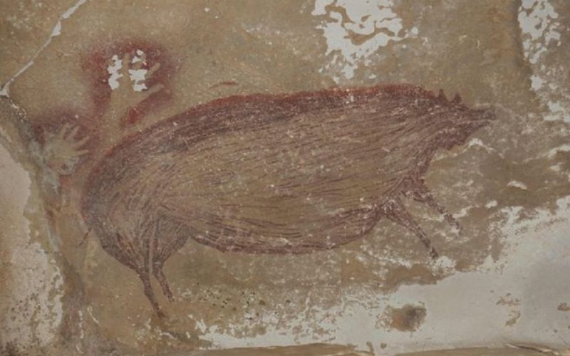 Arqueólogos encuentran la pintura rupestre más antigua del mundo en una cueva de Indonesia