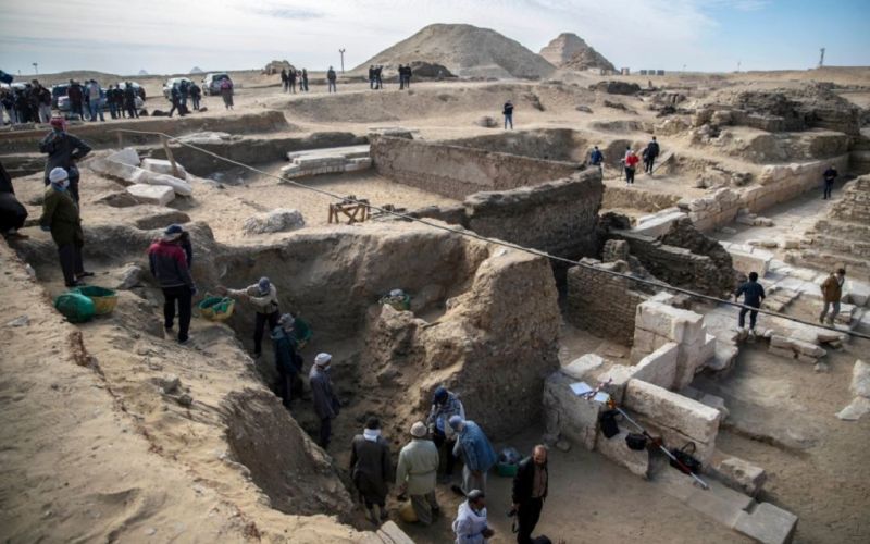 Egipto revela los nuevos “tesoros” encontrados en la necrópolis de Saqqara