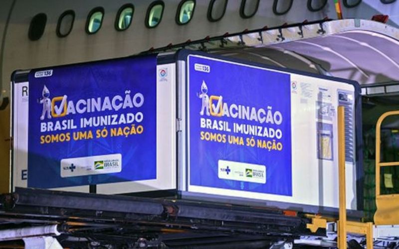 Brasil recibe 2 millones de vacunas contra COVID-19 de AstraZeneca