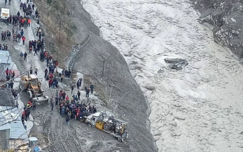 En India, el desprendimiento de un glaciar del Himalaya deja 150 desaparecidos