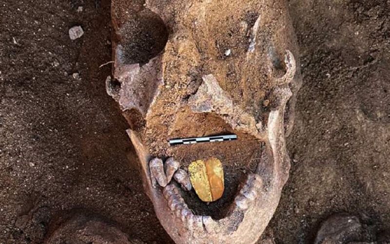Arqueólogos descubren una momia egipcia con lengua de oro