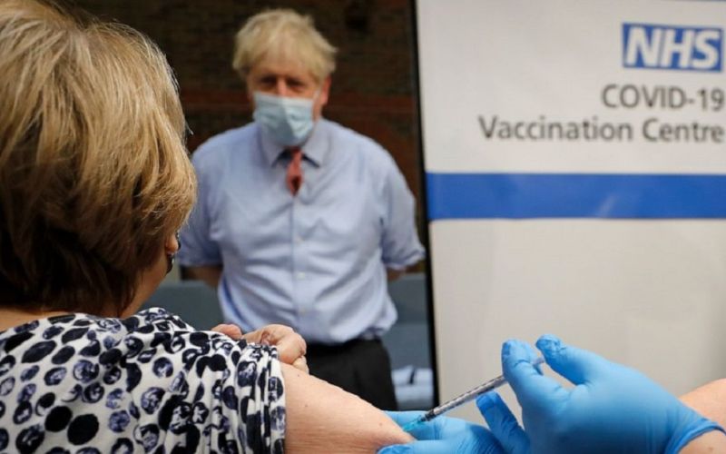 Mitad de adultos británicos ha recibido la primera dosis de vacuna