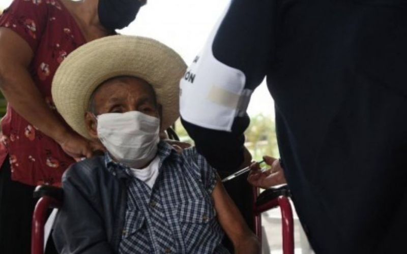 Así se vivió el primer día de la vacunación de los adultos mayores en México