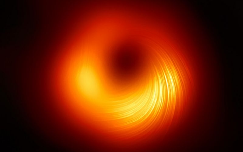 Nueva imagen revela los campos magnéticos en el borde del agujero negro de la galaxia M87