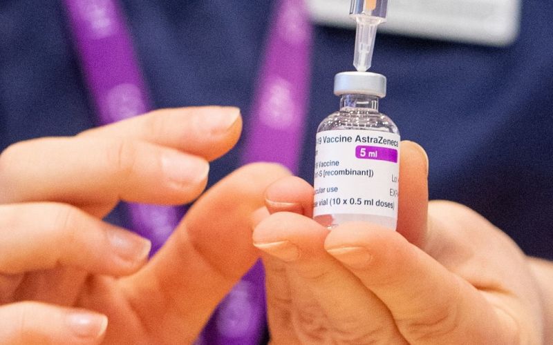 Unión Europea demanda a AstraZeneca por retraso en entrega de vacunas contra COVID-19